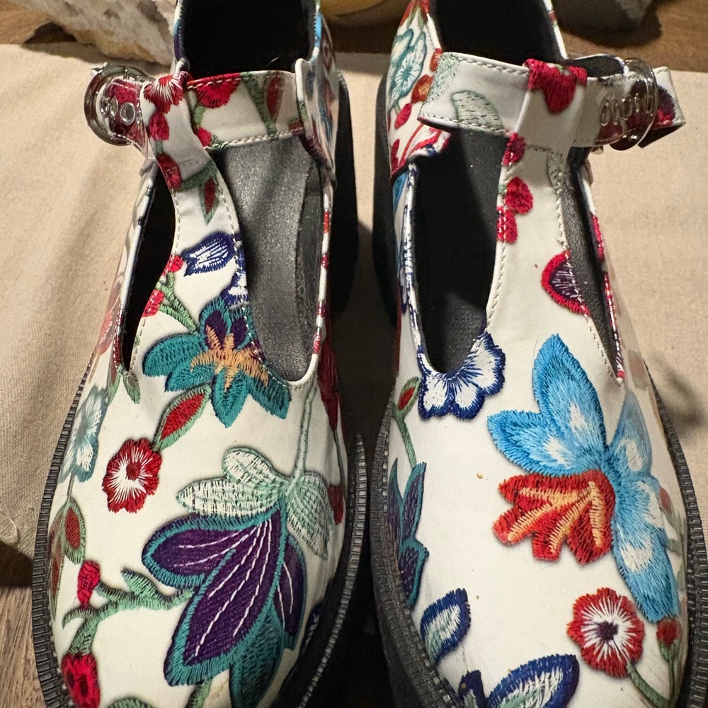 Women's Floral Embroidered T-Strap Shoes - White/Multicolor